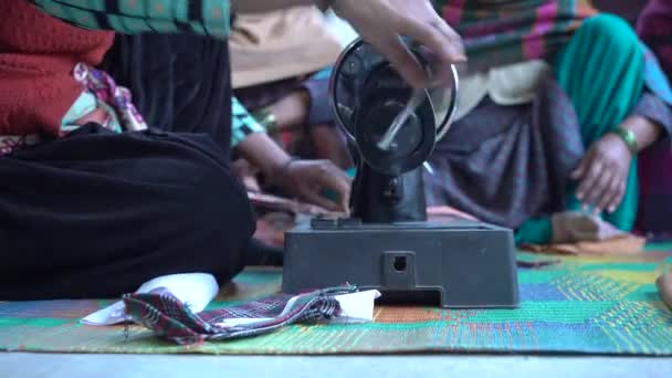 Повільний постріл індійської жінки, яка працює на старій швейній машині — стокове відео