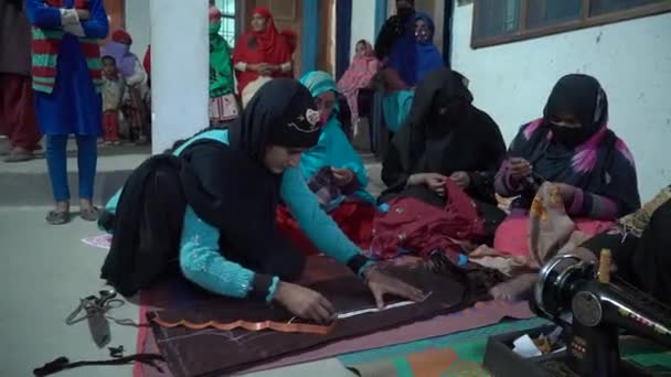 Indiase vrouwen van het platteland van India naaien kleding in hun huis in het dorp — Stockvideo