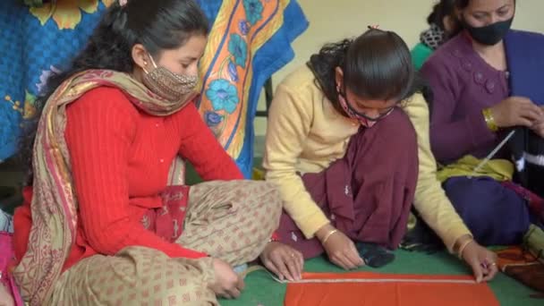 Indiase vrouwen van het platteland van India naaien kleding in hun huis in het dorp — Stockvideo