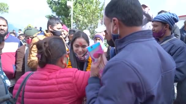 Indische Jugendbeauftragte von Himalaya-Volk in Uttarakhand Indien begrüßt — Stockvideo