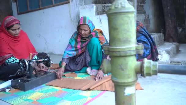 Les femmes indiennes des campagnes indiennes cousent des vêtements à leur domicile dans le village — Video