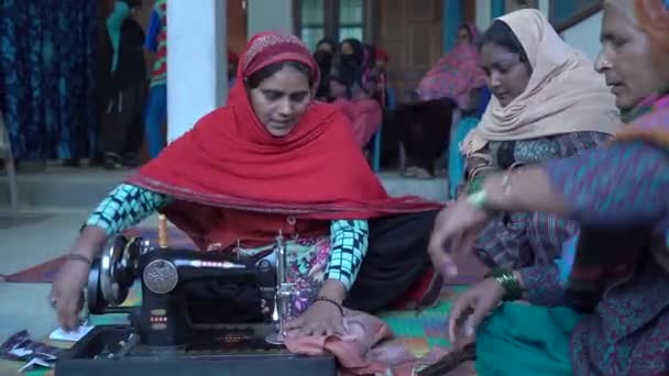 Indiase vrouwen van het platteland van India naaien kleding in hun huis in het dorp — Stockvideo