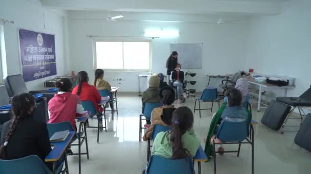 Indiska klassrum för träning för indiska kvinnor. Indiska kvinnor utbildning. Indiska lärare och elev. — Stockvideo