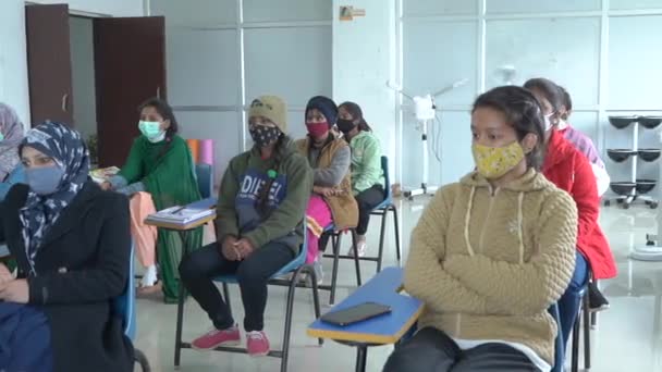 Indická třída pro výcvik indiánských žen. Indické ženské vzdělání. Indický učitel a student. — Stock video