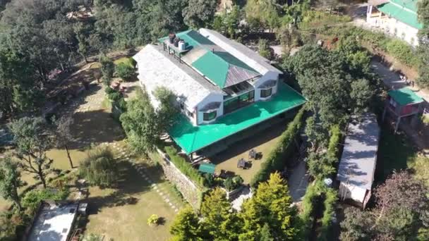 Una bella villa situata nella catena himalayana dell'India. Trascorri qui le vacanze o le vacanze — Video Stock