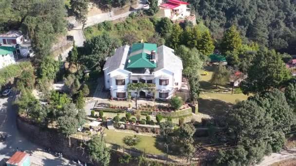 Eine schöne Villa im Himalaya-Gebirge von Indien. Urlaub oder Urlaub hier verbringen. — Stockvideo