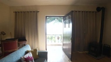 Lüks bir ev ve balkonundan manzara. Müsrif bir evin iç tasarımı. 