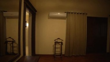 Lüks bir evde dolaşmak, gösterişli bir evin iç tasarımı. 