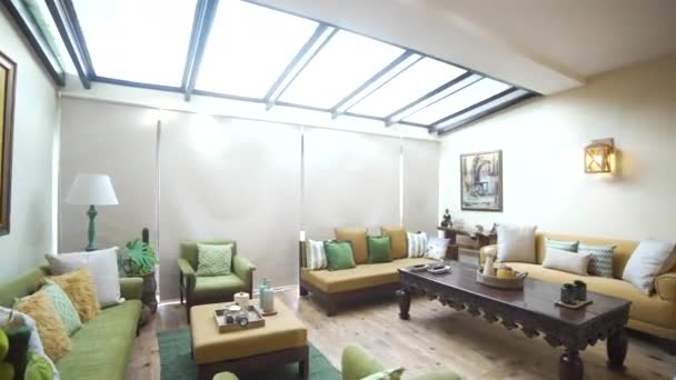 Paseo de una casa de lujo, diseño de interiores de una lujosa casa — Vídeo de stock