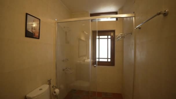 Toaleta lub umywalnia luksusowego domu, wystrój wnętrz luksusowego domu — Wideo stockowe