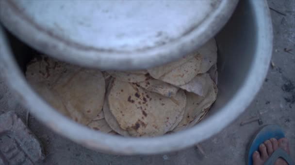 Indisches Brot, bekannt als Chapati oder Roti, in großen Behältern aufbewahrt. — Stockvideo
