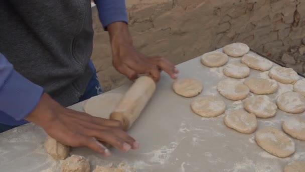 Индийский человек на открытом воздухе Кухня готовится сделать индийский хлеб роти или чапати в традиционном индийском стиле — стоковое видео