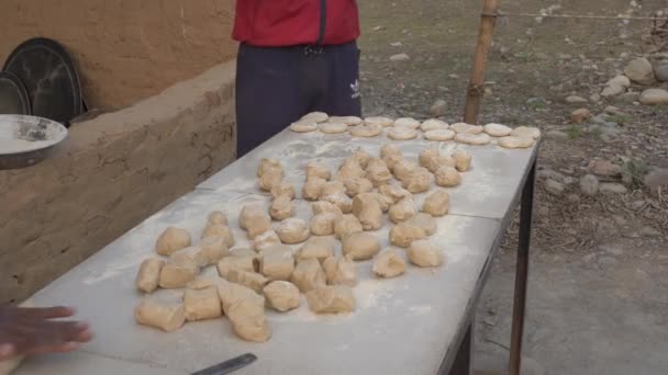 Индийский человек на открытом воздухе Кухня готовится сделать индийский хлеб роти или чапати в традиционном индийском стиле — стоковое видео