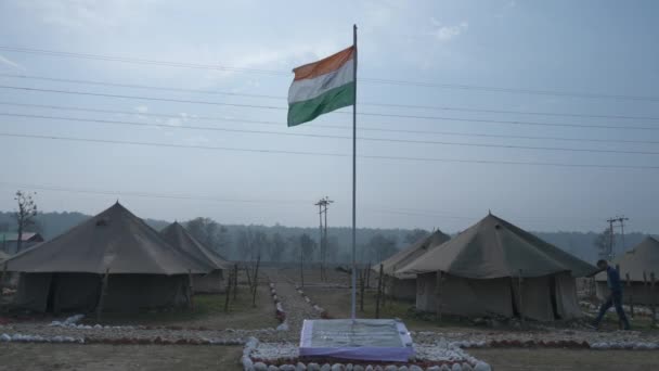 Un sventolando bandiera indiana Tiranga installato in un campeggio in Himalaya gamma di Uttarakhand India — Video Stock