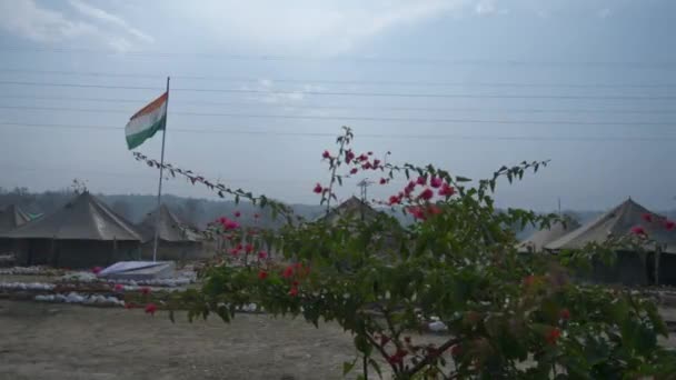Uma bandeira indiana acenando Tiranga instalado em um local de acampamento na gama Himalaia de Uttarakhand Índia — Vídeo de Stock