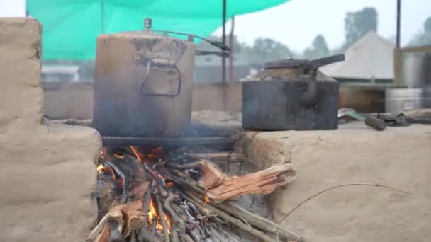 Indický tradiční způsob, jak dělat jídlo ve velkém nádobí v venkovní otevřené kuchyni. — Stock video
