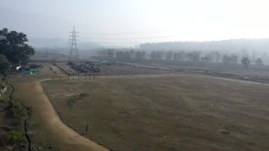 Himalayalar 'ın Himalayalar' daki Uttarakhand Hindistan 'daki manzarası, Himalaya tepelerindeki kamp alanı. 