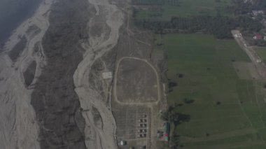 Himalayalar 'ın Uttarakhand Hindistan' daki manzarasının hava görüntüsü, Himalaya tepelerindeki kamp alanı.. 