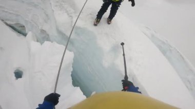 Himalaya 'nın Lhotse Dağı' nın zirvesinde bir çığ yardımıyla dağları aşan dağcılar. Lhotse Dağı yürüyüşü. Profesyonel dağcılar. Himalaya zirvesi. 