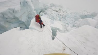 Dağcılar Himalaya 'nın Lhotse Dağı' nın zirvesinde. Lhotse Dağı yürüyüşü. Profesyonel dağcılar. Himalaya zirvesi. 