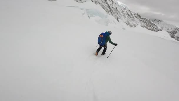 Hegymászók a Himalája menti Lhotse-hegy csúcsán. Mount Lhotse túra. Profi hegymászók. Himalája csúcsa. — Stock videók