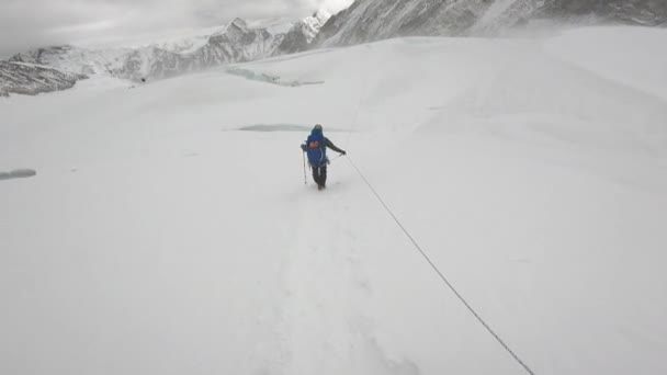 Bergsklättrare på toppen av berget Lhotse, Himalaya sortiment. Lhotse-vandringen. Professionella bergsklättrare. Toppmöte i Himalaya. — Stockvideo