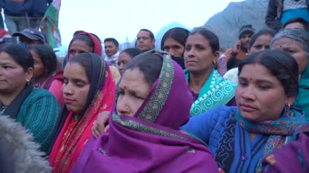 Ženy ve venkovských oblastech himálajské škály Indie. — Stock video
