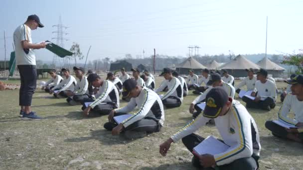 Jeugd van India voorbereiding voor schriftelijk examen van het Indiase leger. — Stockvideo