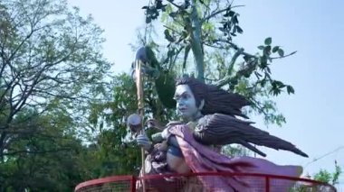 Hint Tanrısı Shiva 'nın Haridwar, Uttarakhand Hindistan, Appleprores 422, 4k' de Tanrıça Sati veya Parvati 'yi tutan heykeli. 