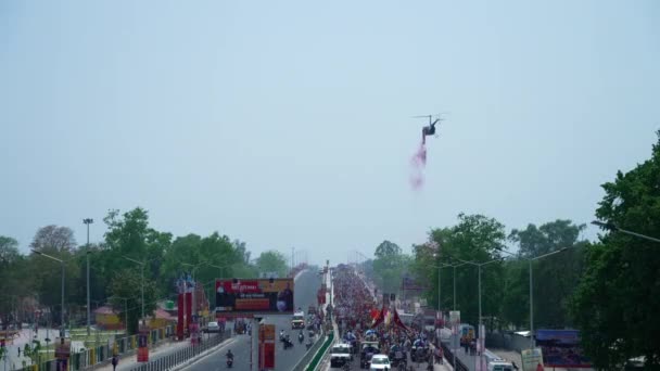 Saints indiens au plus grand festival de rassemblement Kumbh mela à Haridwar, Uttarakhand, Inde jouant de la musique, portant un masque de protection Coronavirus, Appleprores422 4k Cinetone — Video