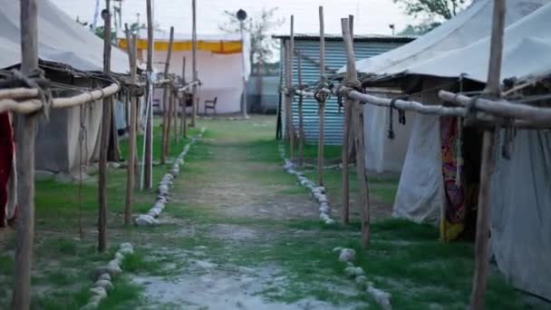 Koronavirüs salgını sırasındaki Hint dini festivali Kumbh Mela sırasında ahşap çitlerin görüntüsü Sosyal Mesafe, elma 422, Cinetone — Stok video
