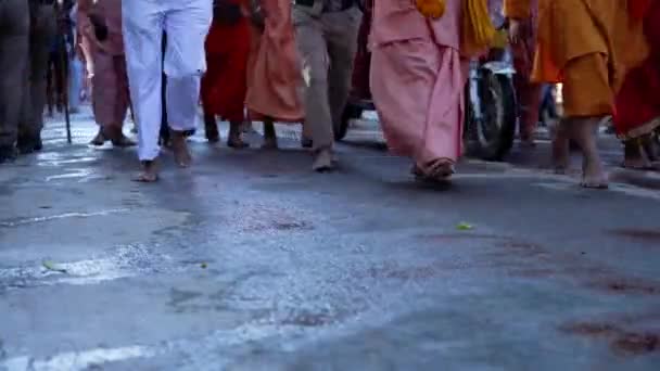 Indický svatý nebo sadhos kráčející bosí ve Svatém městě Haridwar z Uttarakhand Indie během největšího indického festivalu Mahakumbh. Appleprores 422, Cinetone — Stock video