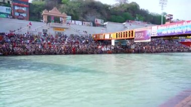 Hindistan 'ın Haridwar, Uttarakhand kentinde düzenlenen ve Coronavirus koruma maskesi, Appleprores422 4k Cinetone adlı en büyük toplama festivalindeki Hint azizleri.