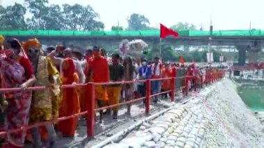 Hindistan 'ın Haridwar, Uttarakhand kentinde düzenlenen ve Coronavirus koruma maskesi, Appleprores422 4k Cinetone adlı en büyük toplama festivalindeki Hint azizleri.