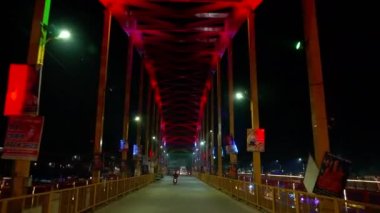 Hindistan 'ın Kumbh dini festivali sırasında geceleyin Haridwar yıldırımı. Gece Haridwar trafiği. Appleprores 422 4k