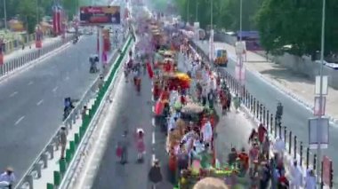 Hindistan 'ın Haridwar, Uttarakhand kentindeki Kumbh mela festivalindeki Hintli hacılar Coronavirus koruma maskesi, Appleprores422 4k Cinetone giyiyorlar.