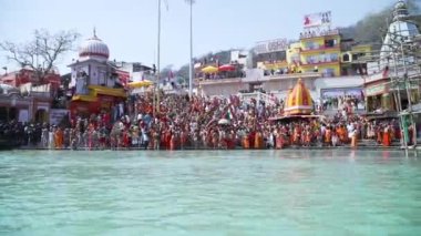 Hindistan 'ın Haridwar, Uttarakhand kentindeki Kumbh mela festivalinde Koronavirüs koruma maskesi, Appleprores4222k Cinetone