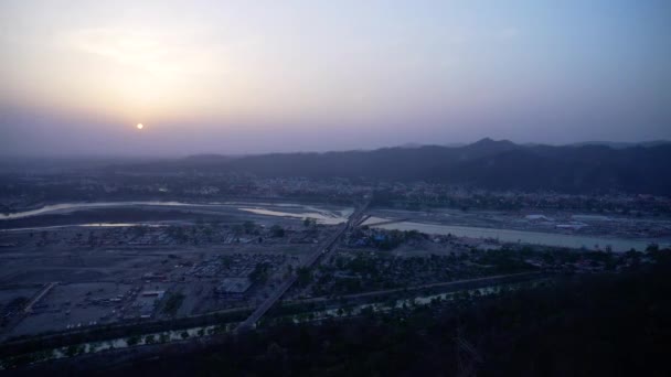 Zeitraffer-Nachtaufnahme der Stadt Haridwar während des größten indischen Festivals Kumbh Mela — Stockvideo