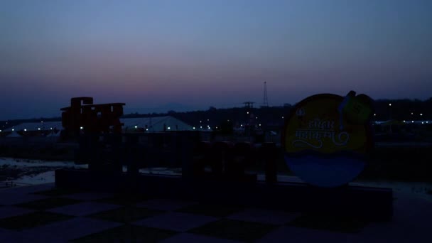 Timelapse soluppgång Utsikt över Haridwar stad under största indiska festivalen Kumbh Mela — Stockvideo
