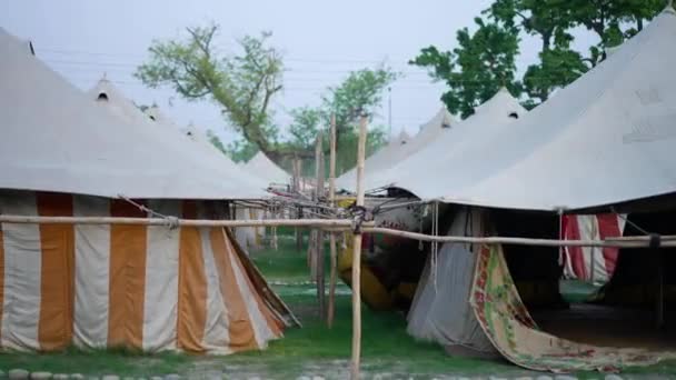 Vista de tendas armadas durante o festival religioso indiano Kumbh Mela para peregrinos e sadhus ou santos, maçãos422, Cinetone — Vídeo de Stock