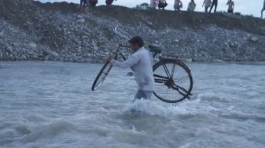 Uttarakhand 'da sel felaketi, hayatlar tehlikede