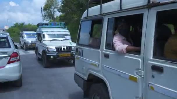 Fahrzeuge bei einer Wahlkampfveranstaltung. — Stockvideo