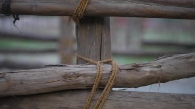 Koronavirüs salgını sırasındaki Hint dini festivali Kumbh Mela sırasında ahşap çitlerin görüntüsü Sosyal Mesafe, elma 422, Cinetone 