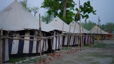 Koronavirüs salgını sırasındaki Hint dini festivali Kumbh Mela sırasında ahşap çitlerin görüntüsü Sosyal Mesafe, elma 422, Cinetone 