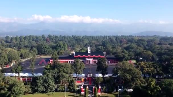 Aerial Hyperlapse Time Lapse, Drone Pohled na indickou vojenskou akademii IMA Dehradun Indie — Stock video
