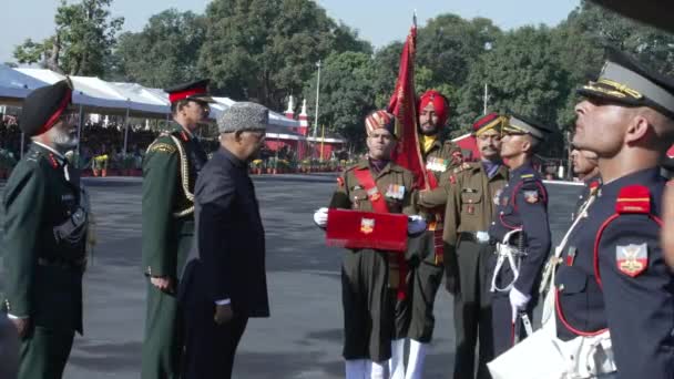 Presidente de la India Ram Nath Kovind en el ejército militar indio repartiendo desfile — Vídeos de Stock