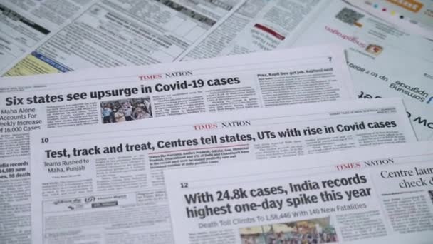 Újság A Covid-19 vagy a Coronavirus vakcina meghajtó szalagcímei Indiában 2021 — Stock videók