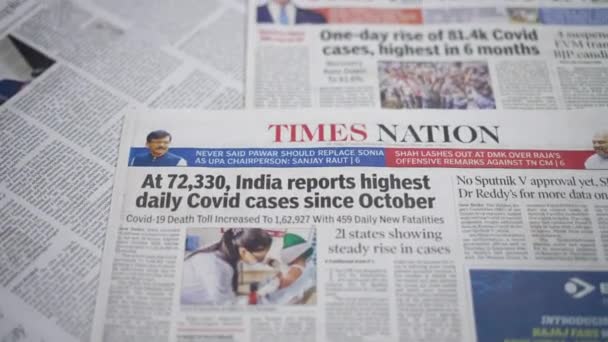 Titoli dei giornali della campagna vaccinale Covid-19 o Coronavirus in India 2021 — Video Stock