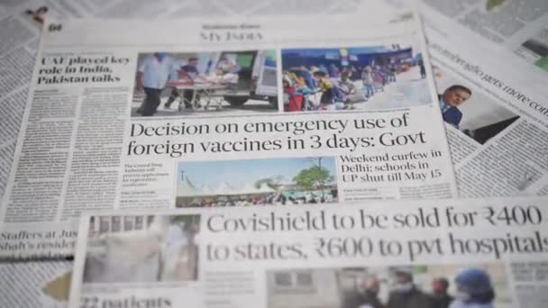 Krant koppen van Covid-19 of Coronavirus vaccin rijden in India 2021 — Stockvideo
