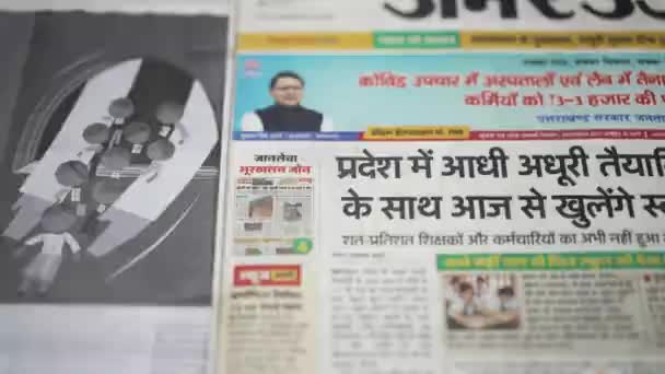 Hindi Newspaper Schlagzeilen der indischen Zeitung über die Auswirkungen des Coronavirus in Indien. — Stockvideo
